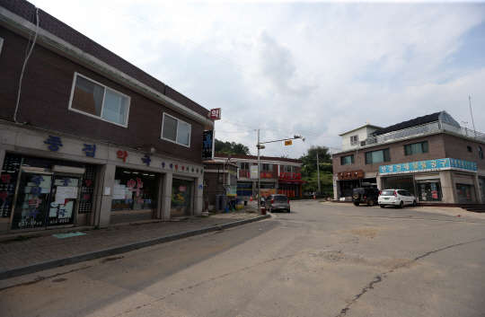 북한의 군사도발이 예상됨에 따라 남북간 긴장이 최고조에 달한 22일 오후 경기도 연천 백학면의 한 마을이 한산하다. 정부는 이곳 전방지역 주민들에게 16시까지 대피소로 대피할 것을 권고했다.